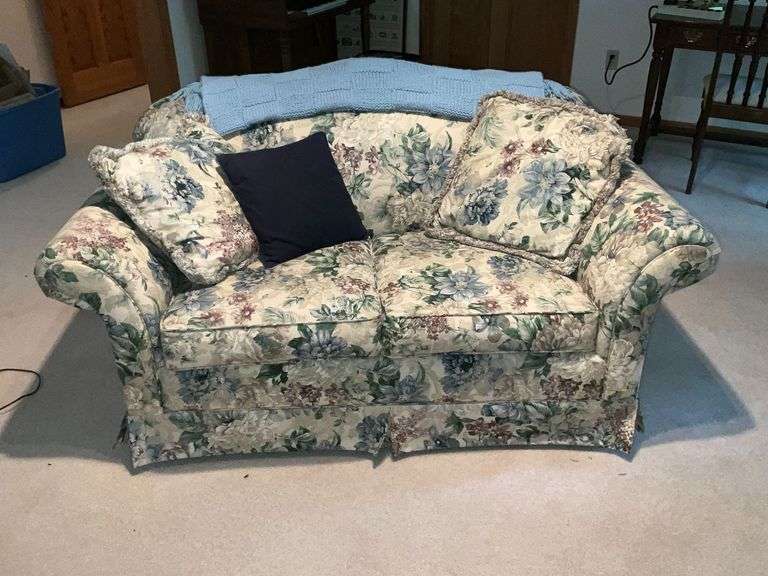 Sealy floral love seat with throw and throw pillows