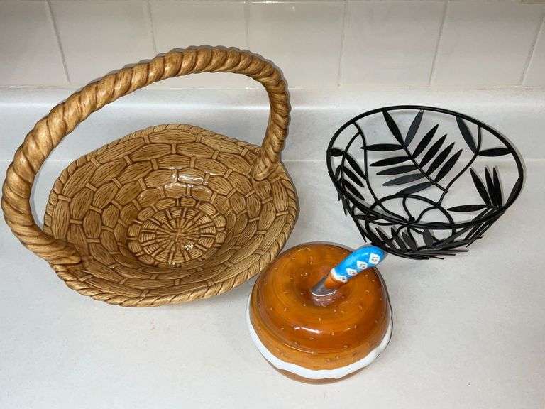 Ceramic basket, bagel dish, metal basket