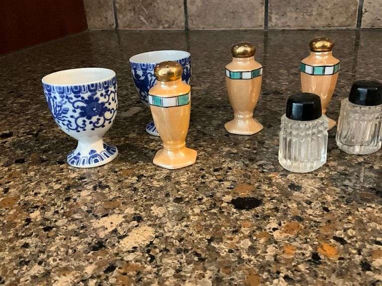 China pieces, salt cellars, salt and pepper shakers, egg cups