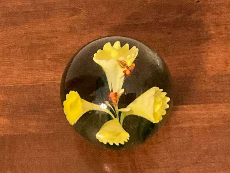 Dynasty Gallery Heirloom Collection art glass paperweight
