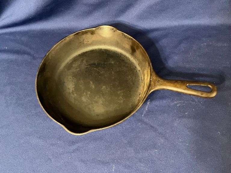 Griswold #6 cast iron skillet image