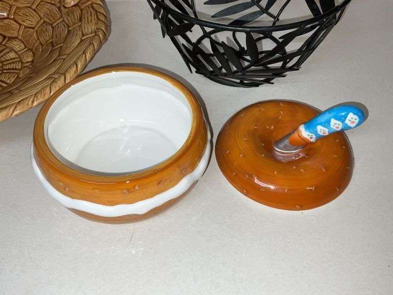 Ceramic basket, bagel dish, metal basket