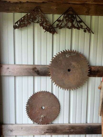 2 saw blades up to 20" diameter image