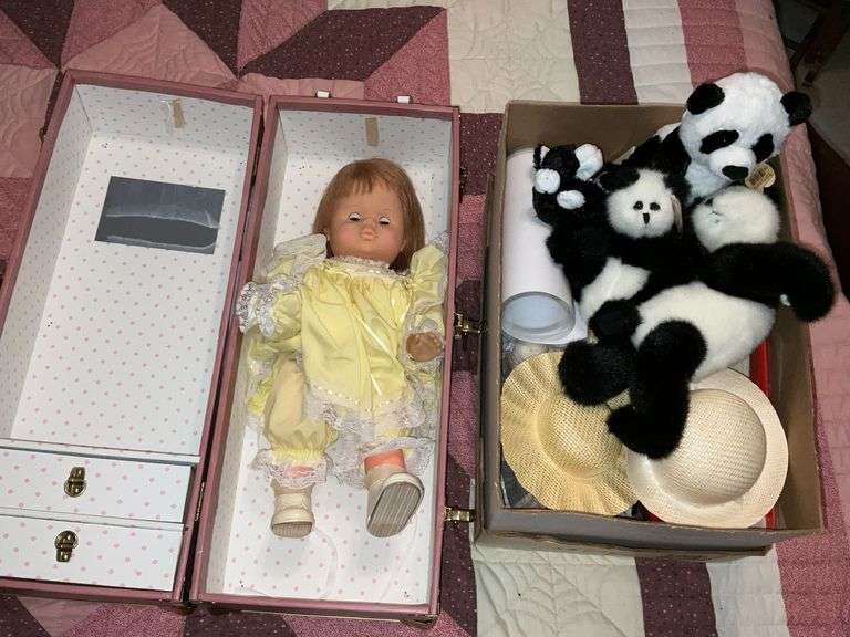 19" Mattel 1964 doll, doll trunk