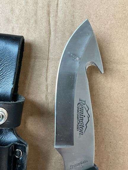 Remington skinning knife, 4" blade and leather sheath