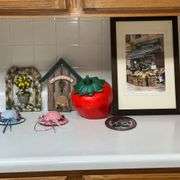 Decorative wall plaques, framed artwork
