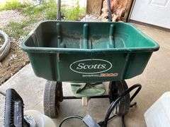 Scotts 3000 spreader, some damage to bin