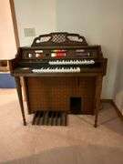 Kimball electric organ Swinger Deluxe 300, 39 1/2" W
