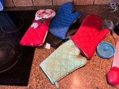 Kitchen linens, potholders