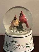 Pfaltzgraff cardinal musical snow globe, plays "We Wish You A Merry Christmas"