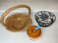 Ceramic basket, bagel dish, metal basket