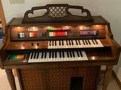 Kimball electric organ Swinger Deluxe 300, 39 1/2" W