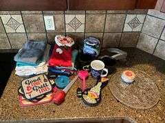 Kitchen linens, potholders