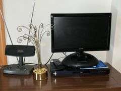 Auvio 19" flatscreen TV with dock for iPod, Radio Shack antenna, Roku