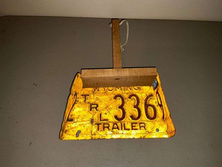 License plate dust pan. image