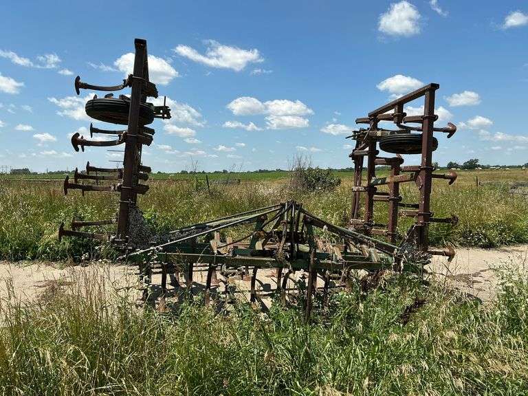 John Deere field cultivator, 22' image