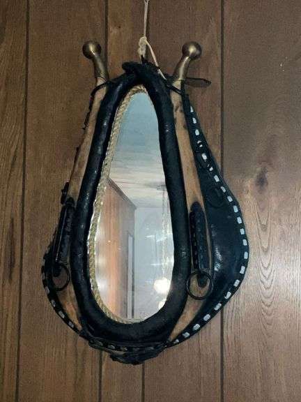 Horse collar with mirror image