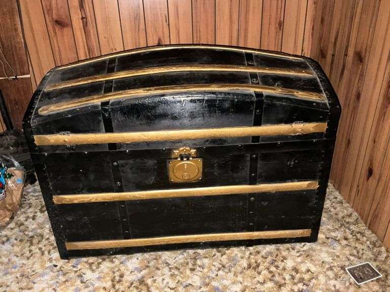 Camel back trunk, no tray image