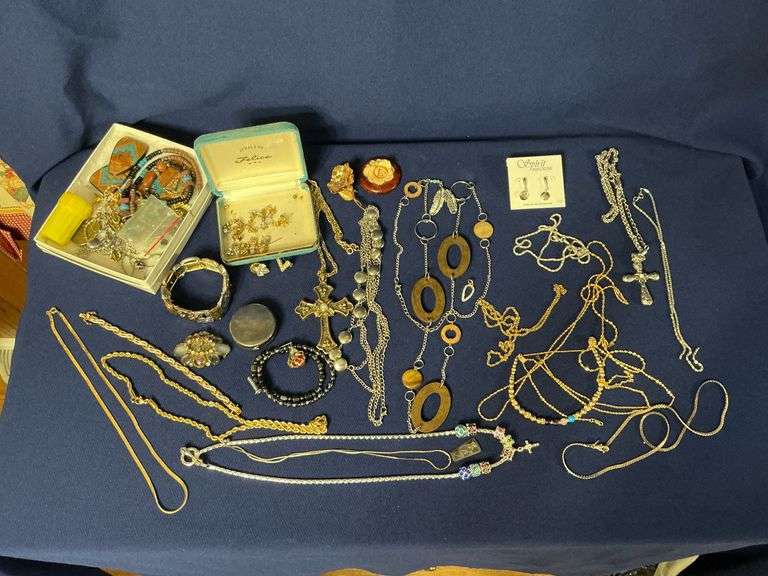 Costume jewelry image