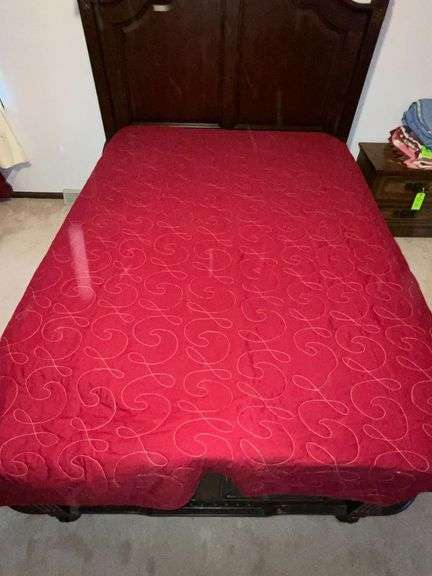 Whole cloth machine quilted quilt image
