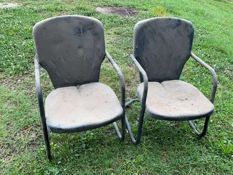 2 metal lawn chairs
