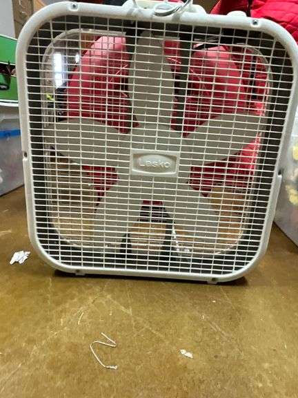 Lasko box fan. image