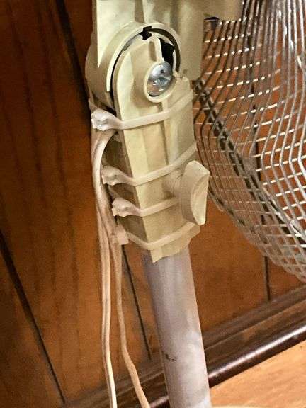 Lakso 16" pedestal fan, working condition