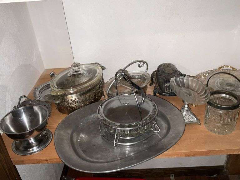 Assorted serving pieces, silverplate, trays image