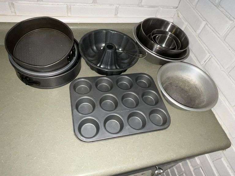 Stainless steel bowls, muffin pans, bundt pan, baking pans, image