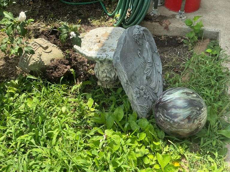 Concrete stand, memorial plaque, etc. image