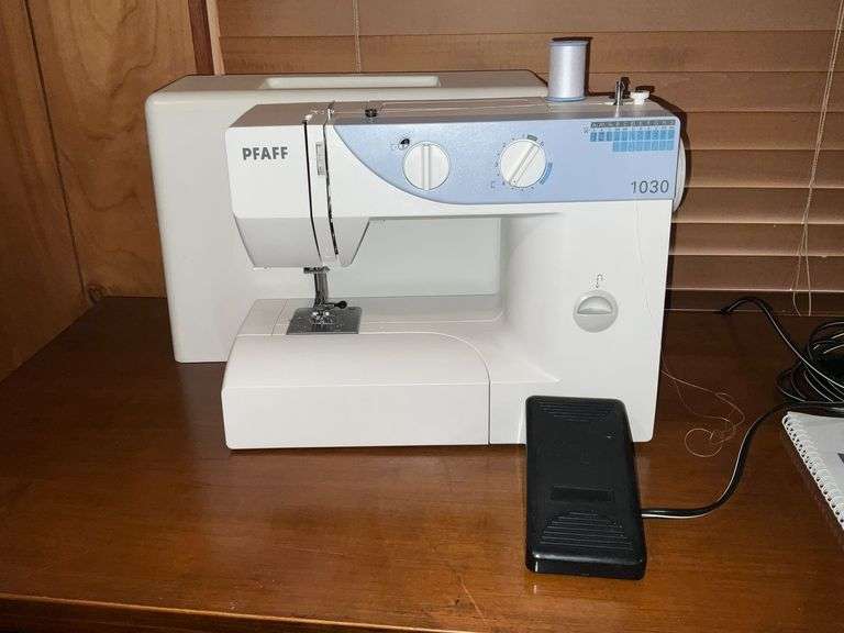 Pfaff 1030 sewing machine with cover, accessories, power cord and pedal image