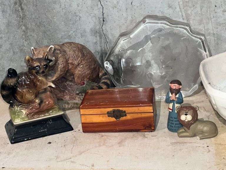 Shell dish, lion family figurine image