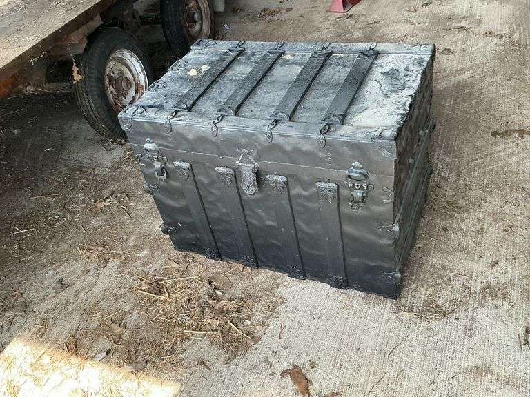 Flat top trunk, no tray, no handles, lid strap missing image