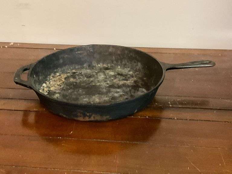 Lodge 12SK cast iron skillet image