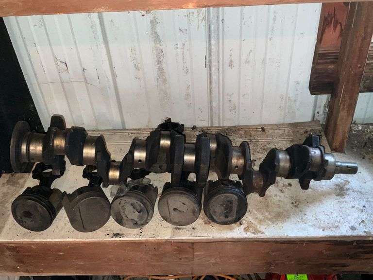 Used pistons, crank shaft image