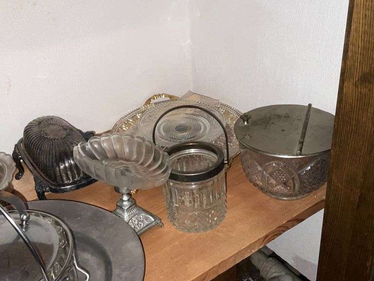 Assorted serving pieces, silverplate, trays image