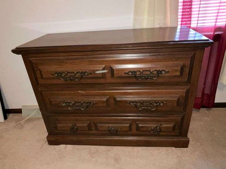 Three-drawer chest of drawers image