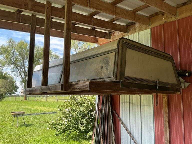 8' camper shell with 8 clamps image