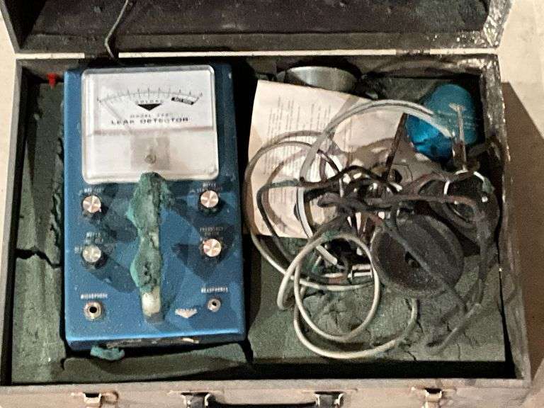 Goldak leak detector Model 777 in case