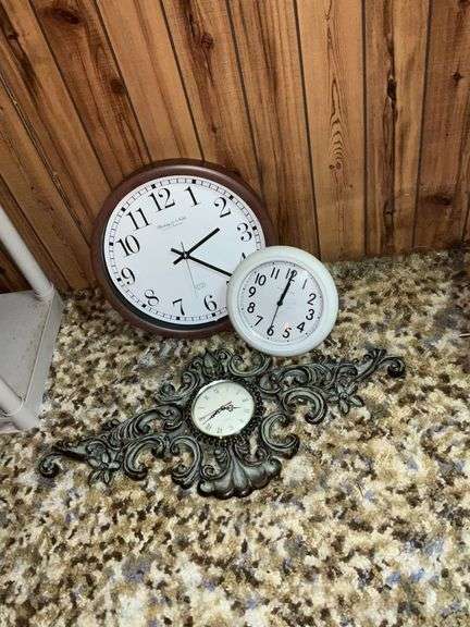 Battery-operated clocks image