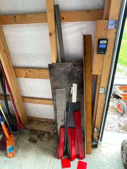 Metal  scraps, flat steel, angle iron, etc. image