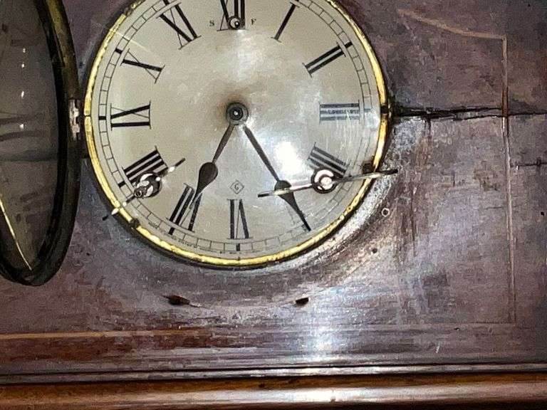 Wm. L. Gilbert Clock Co. mantle clock with 2 keys