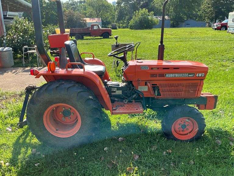 Kubota B8200 HST tractor, 4WD image