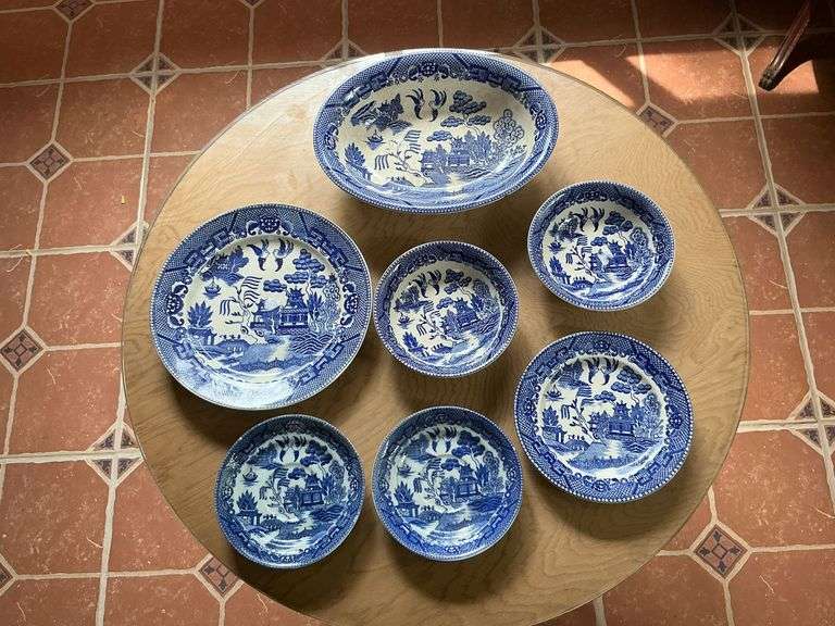 Blue Willow china pieces image