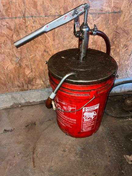 Tractor hydraulic cylinder Daytona, 5-gallon grease pump image