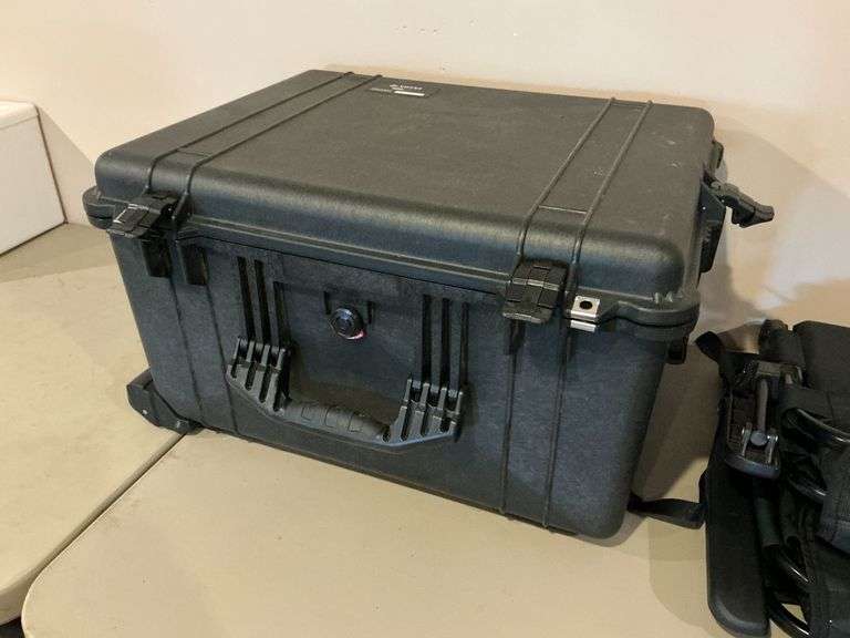Plastic case with eggshell lining in top with wheels image