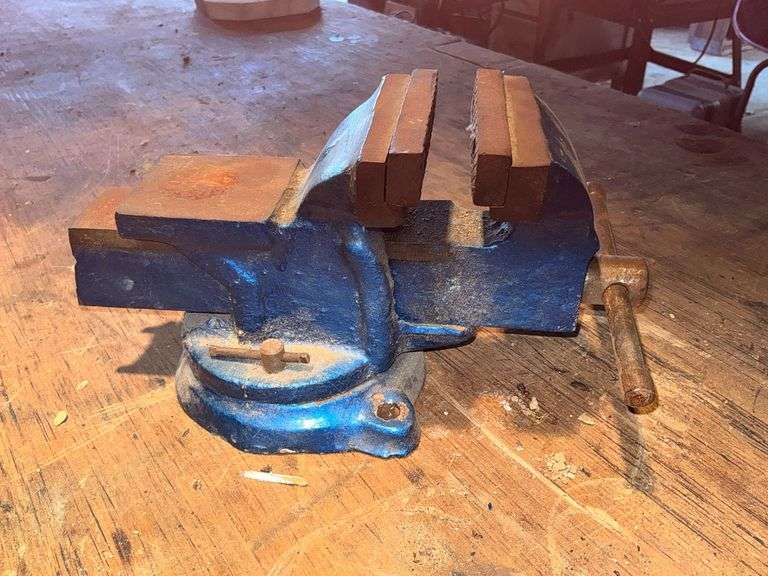 Bench vise, no name image