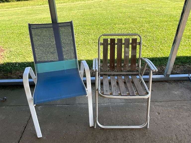 Folding lawn chair image