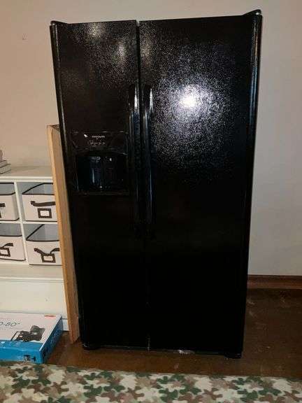 Frigidaire side by side fridge, water and ice in the door, CONTENTS NOT INCLUDED image
