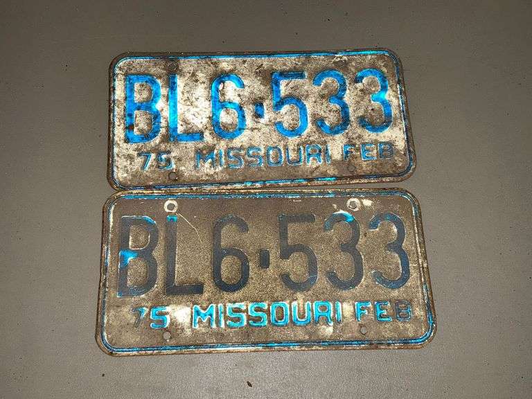 Pair of matching 1975 Missouri license plates. image